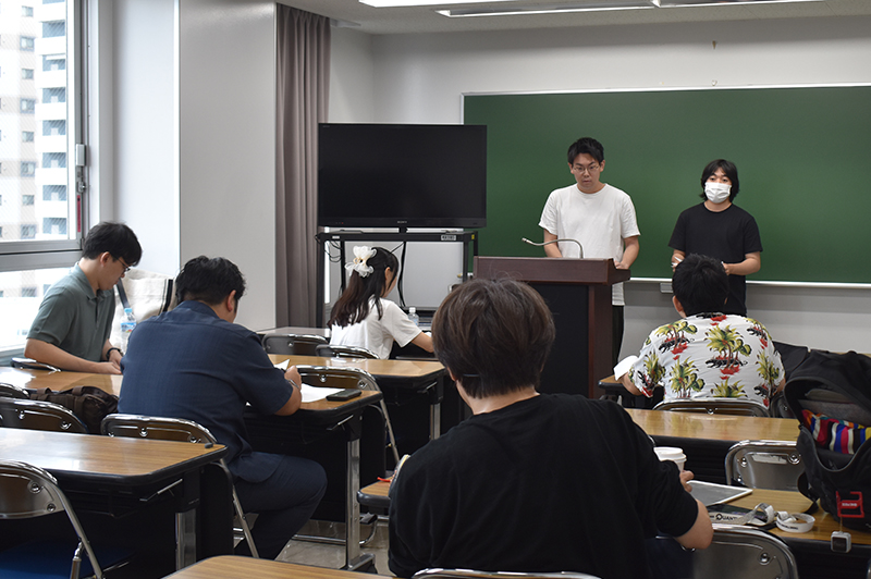 <p>収録の前にプロのスタッフ・出演者のみなさまに向けて番組の企画を説明</p>