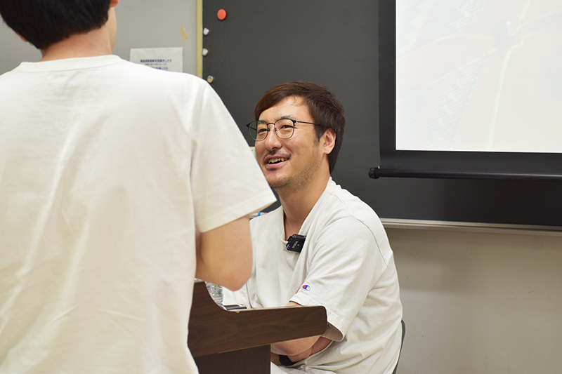 <p>授業終了後、石井さんに個別に質問したい学生が行列に！ひとりずつ丁寧にお答えいただきました</p>