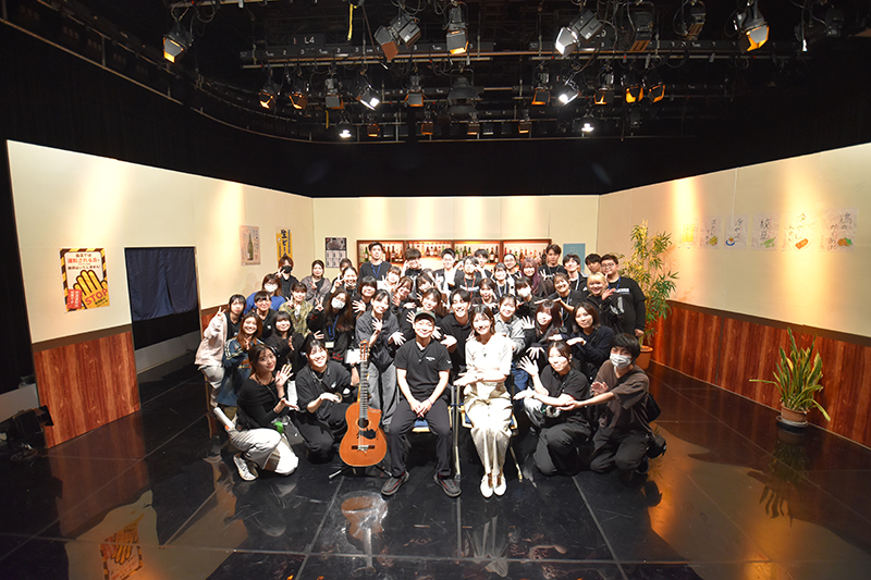 <p>ゲストのIkkyuさんと一緒に集合写真</p>