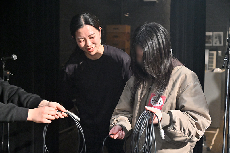 学生スタッフによるサポートのもと、ケーブル巻きにチャレンジ！