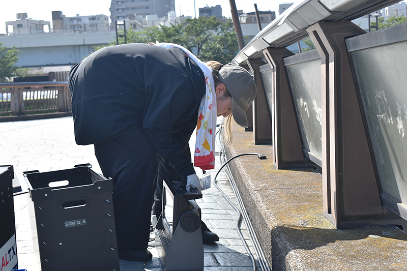 <p>橋の脇に灯体を設置</p>