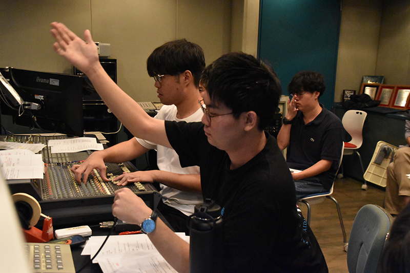 <p>ディレクターを務めるのは音声メディア科の学生</p>