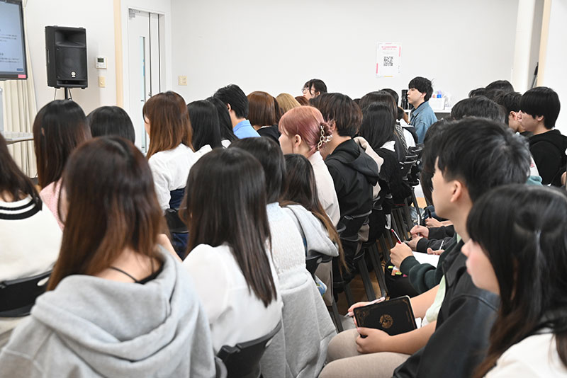 <p>真剣に話を聞く学生たち</p>