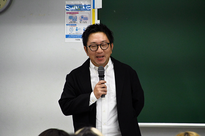 <p>爆笑問題のチーフマネージャー・上原圭太さんが来校！</p>